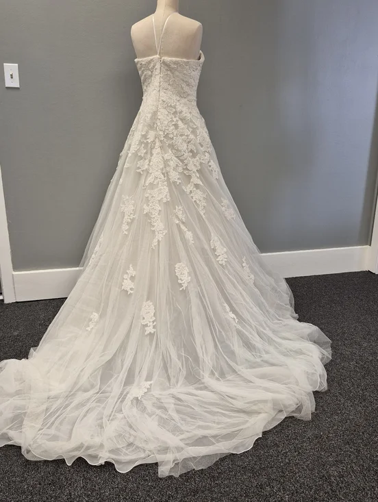 Pronovias Alcanar Lace & Tulle A-Line Wedding Dress - US 12 - Bustle Ready - Picture 2 of 16